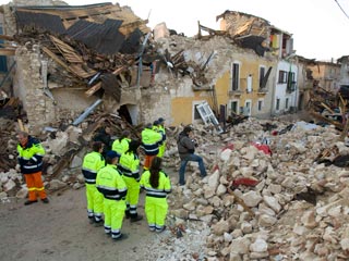 Не менее ста человек извлечены живыми из-под завалов во вторник днем в ходе операции спасения в итальянской области Абруццо, где произошла серия разрушительных подземных толчков, приведшая к многочисленным жертвам