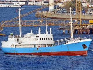 В Черном море уже 4 месяца дрейфует распространяющее зловоние судно "Берикс"