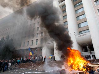 Из резиденции президента Молдавии манифестанты вытащили трибуну и фотографируются на фоне разоренного здания 