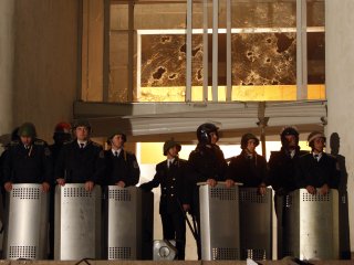 Сотрудники батальонов полиции особого назначения заняли позиции внутри и снаружи основных зданий государственной власти в Кишиневе: правительства, парламента и администрации президента