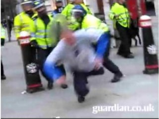 В британской столице обнародована видеозапись, согласно которой мужчина, погибший во время демонстрации в центре Лондона, скончался вскоре после того, как его толкнул на землю полицейский