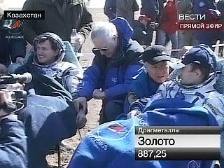 Капсула с тремя космонавтами и космическим туристом на борту приземлились в казахстанской степи в 145 км северо-восточнее казахстанского города Джезказган