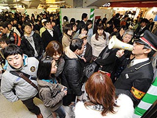 В Токио 75 тысяч человек застряли под землей из-за ошибки работника метро