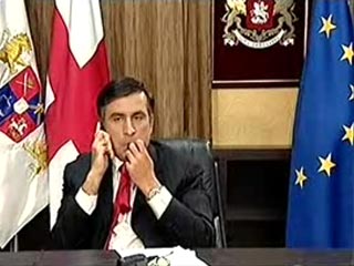 В частности, на фотографиях, сделанных в августе прошлого года, Саакашвили запечатлен в знаменитом скандальном эпизоде, когда он в состоянии аффекта зажевал собственный галстук