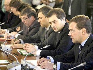 Медведев рассказал руководству ЕР о борьбе с кризисом и о том, как пользоваться интернетом