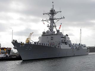 На помощь контейнеровозу Maersk Alabama, который в среду подвергся нападению сомалийских пиратов в Индийском океане, прибыл эсминец ВМС США Bainbridge