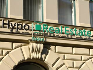 Правительство Германии 9 апреля сделало очередной шаг к тому, чтобы взять под полный контроль Hypo Real Estate Holding AG, предложив его акционерам добровольное поглощение