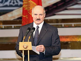 Президент Белоруссии Александр Лукашенко уверен, что без России у его страны нет будущего, а Минск и Москва "обречены жить вместе", однако его обижает отношение со стороны РФ
