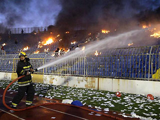 Фанаты подожгли стадион во время главного футбольного дерби Сербии 