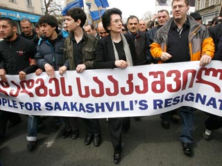 В Тбилиси, как и планировалось ранее, в четверг перед парламентом Грузии начался митинг оппозиции, главным требованием является отставка президента Михаила Саакашвили