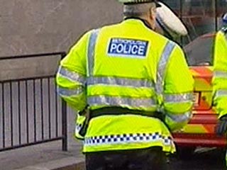 Британский полицейский, которого обвиняют в гибели 47-летнего жителя Лондона Яна Томлинсона, отстранен от исполнения обязанностей