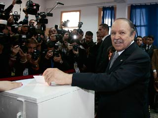 Кандидат в президенты Алжирской республики, действующий глава государства Абдельазиз Бутефлика намного опережает других претендентов на высший государственный пост на состоявшихся выборах