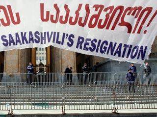 В грузинской столице перед зданием парламента страны возобновился митинг оппозиции с требованием отставки Михаила Саакашвили