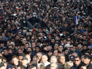 В рядах грузинской оппозиции наметился раскол: от дальнейшего участия в митингах отказался бывший премьер-министр Грузии Зураб Ногаидели и возглавляемая им партия "За справедливую Грузию"