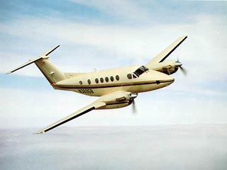 Пассажир небольшого двухмоторного самолета типа Beechcraft King Air посадил машину в штате Флорида после того, как пилот неожиданно скончался во время полета