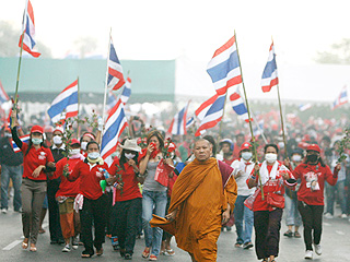 Лидеры тайской оппозиции прекратили беспорядки и пошли сдаваться в полицию