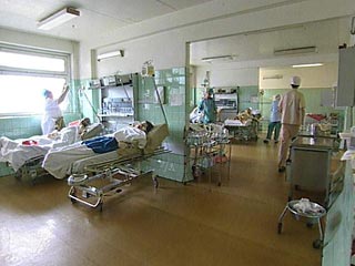 Девять человек, в том числе пятеро детей, вторые сутки находятся в тяжелом состоянии в отделениях реанимации ростовских больниц после крупного ДТП на автобусной остановке в Ростове-на-Дону