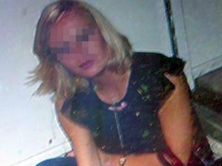 Грабитель жестко изнасиловал в анал русскую блондинку на кровати