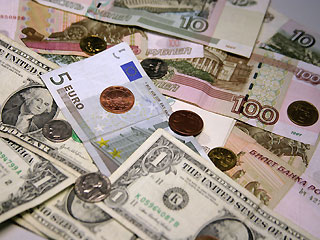 Доллар снизился на 10 копеек, евро подорожал на 25
