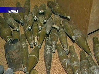 Помимо боеприпасов, кассетных мин и принадлежностей подрывника, в обнаруженном тайнике находилось около 60 килограммов взрывчатых веществ. По имеющейся информации, взрывчатку боевики планировали использовать для совершения теракта