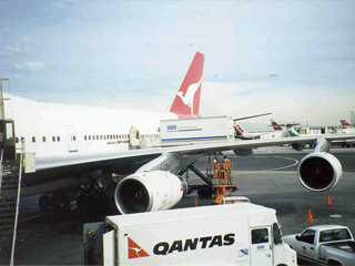 Флагман австралийских авиаперевозок, самая надежная в мире авиакомпания Qantas Airways собирается сократить объем авиаперевозок на 5%