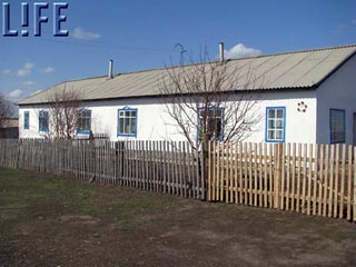 В Алтайском крае в одном из обанкротившихся колхозов на аукцион выставлены три дома, в которых проживают доярки и скотники, а также пенсионеры