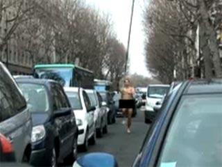 Французский атлет нашел спонсоров, пробежав голым по Парижу