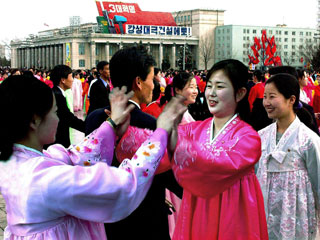 Население Северной Кореи в среду отмечает день рождения основателя и "вечного президента" Народной республики Ким Ир Сена