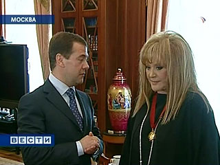 Дмитрий Медведев пригласил певицу в Кремль, где вручил ей еще одну государственную награду - орден "За заслуги перед Отечеством" III степени