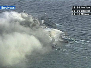 У западного побережья Австралии на судне с беженцами в четверг произошел взрыв, в результате которого три человека погибли, несколько десятков получили ранения