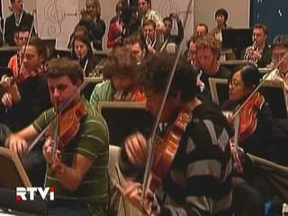 Уникальный симфонический оркестр YouTube в среду предстал с премьерой интернет-симфонии &#8470;1 американо-китайского композитора Тана Дуна в прославленном Карнеги-холле в Нью-Йорке