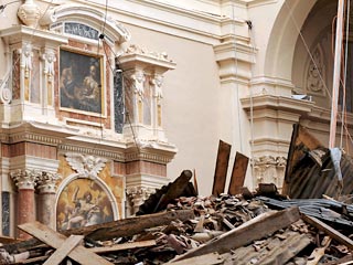 Прокуратура итальянского города Аквила, который 6 апреля пострадал от мощного землетрясения, проверит, виновны ли местные строители в массовой гибели людей