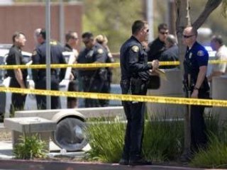 Сотрудник мемориальной больницы Лонг-Бич (штат Калифорния) застрелил своего сослуживца, тяжело ранил второго, после чего покончил с собой