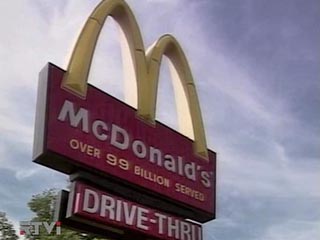 Гигантская желтая буква "M" ресторана McDonald's, висевшая на высоком столбе, свалилась на парковку в американском штате Аризона, пострадали два человека