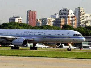 Самолет президента Аргентины Кристины Фернандес де Киршнер совершил вынужденную посадку в Каракасе из-за трещины стекла кабины