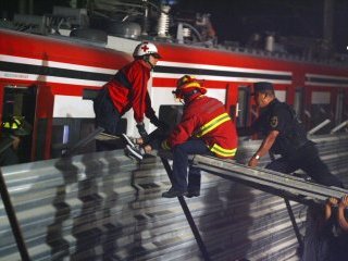Свыше 100 человек пострадали в результате лобового столкновения двух пригородных поездов в штате Мехико на границе со столичным Федеральным округом