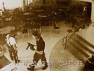 20 апреля 1999 года двое юношей, Эрик Харрис и Дилан Клиболд, ворвались в школу с оружием в руках