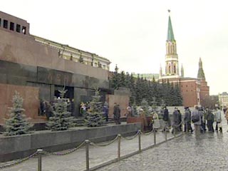 Мавзолей на Красной площади вновь открылся для посетителей 18 апреля, незадолго до дня рождения Ленина. 22 апреля исполняется 139 лет со дня рождения вождя мирового пролетариата