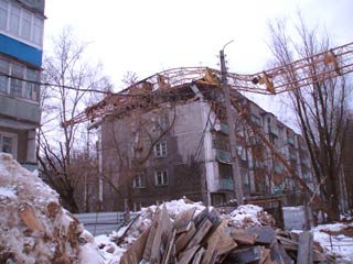 Комиссия Ростехнадзора установила причины падения строительного крана на жилой дом в Нижнем Новгороде - неисправное состояние конструкции и нарушения при ее монтаже