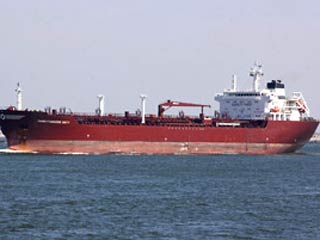 Экипаж зарубежного танкера Handytankers Magic, состоящий из жителей Приморья, смог отразить в Аденском заливе вооруженное нападение пиратов