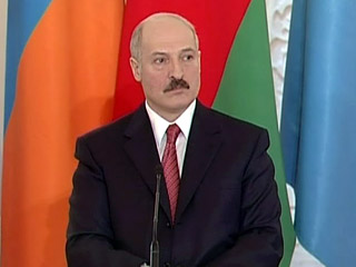 Европейские дипломаты опасаются, что попытка пригласить белорусского президента Александра Лукашенко на саммит 27 глав государств ЕС может привести к расколу в Евросоюзе, и надеются, что "последний диктатор" Европы не примет приглашение