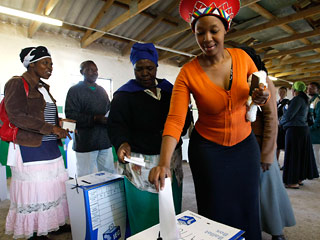 На парламентских выборах, прошедших в ЮАР в среду, правящая партия Африканский национальный конгресс набирает больше половины голосов