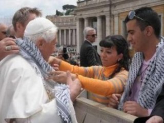 Палестинские христиане подарили Папе "арафатку"