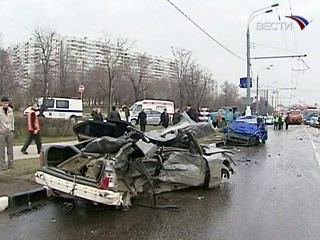 Пять человек погибли при столкновении шести автомашин в пятницу утром в московском районе Чертаново