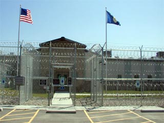 Городской совет города Хардин, штат Монтана, предложил федеральным властям США использовать построенную в их городе и пока пустующую тюрьму для размещения там узников Гуантанамо, подозреваемых в терроризме, на время ожидания суда