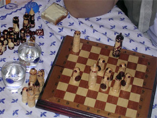 В Удмуртии проигравший в шахматы гость выкинул хозяина из окна