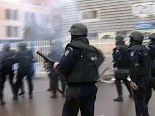 Действующие в Косово полицейские подразделения европейской Миссии в области верховенства закона (МОВЗ) применили в пятницу слезоточивый газ против местных сербов, чтобы предотвратить их прямое столкновение с албанцами