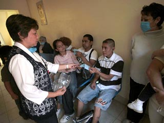 По последним официальным данным, 81 человек погиб в Мексике от вируса свиного гриппа