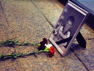 Активисты молодежного движения "Наши" в годовщину "Бронзовой ночи" проведут около посольства Эстонии в Москве акцию "Не забудем. Не простим" в память о погибшем при массовых беспорядках россиянине Дмитрии Ганине