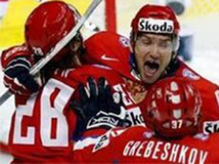 Сборная России, победив с разгромным счетом 7:2 (5:1, 1:1,1:0) команду Франции на хоккейном чемпионате мира в Швейцарии, единолично возглавила группу В